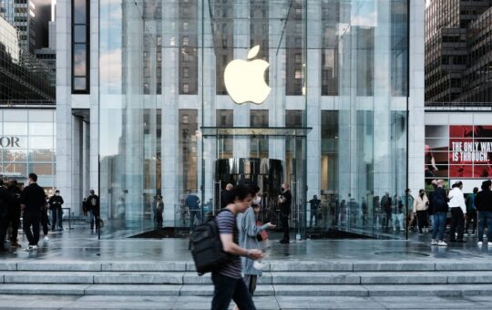 Apple Delays February 1 Return-To-Office Deadline Indefinitely