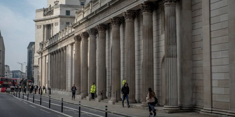 BOE Shocks With First Rate Hike Since Crisis to Combat Inflation